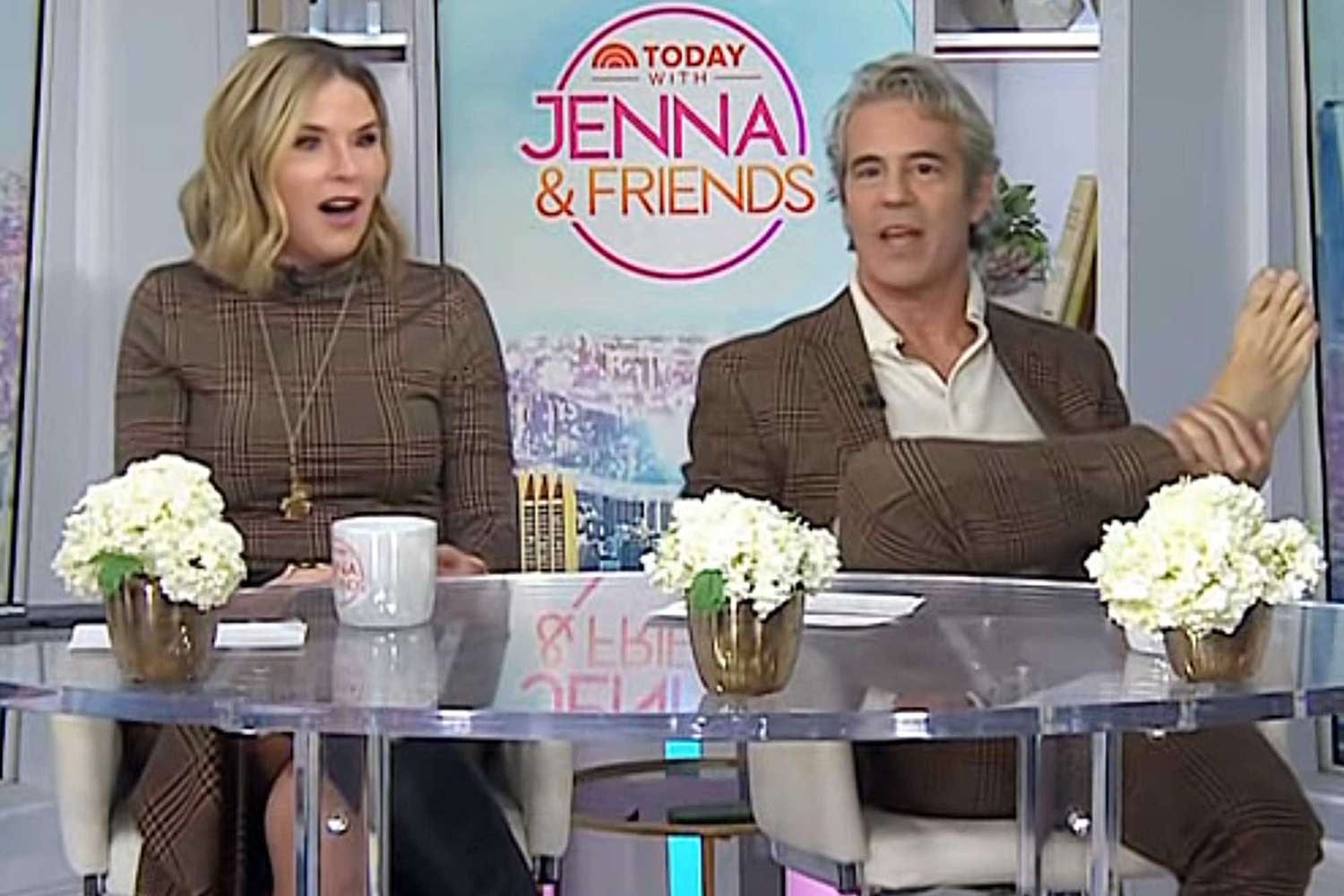 एंडी कोहेन ने ‘टुडे’ पर अपने ‘खूबसूरत’ होने का दावा करने के बाद अपने नंगे पैर का प्रदर्शन किया: ‘मुझे अपने कुत्तों को बाहर जाने देना पसंद है’