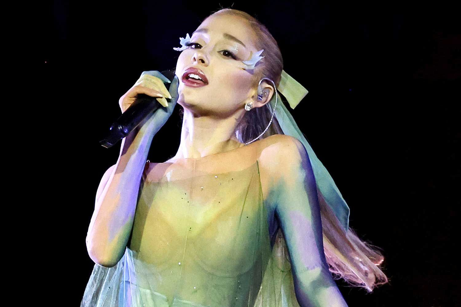 एरियाना ग्रांडे ने खुलासा किया कि उनका आगामी ‘एटरनल सनशाइन’ टूर ‘लंबे समय’ के लिए उनका आखिरी टूर होगा: ‘एक आखिरी जल्दबाजी – अभी के लिए’