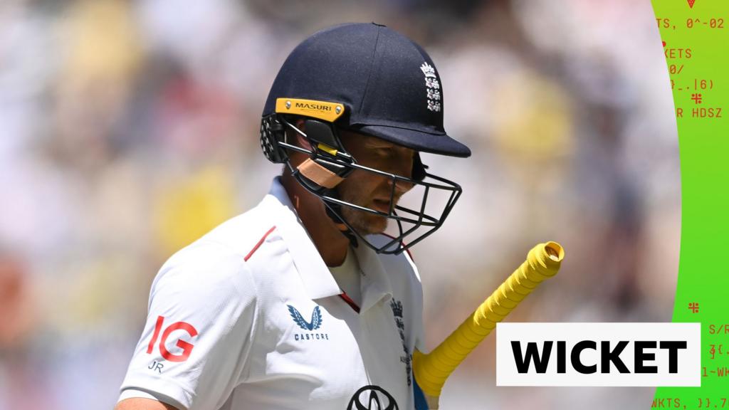 एशेज पहला टेस्ट – पहला दिन: जो रूट शून्य पर आउट होकर मिशेल स्टार्क ने अपना तीसरा विकेट लिया