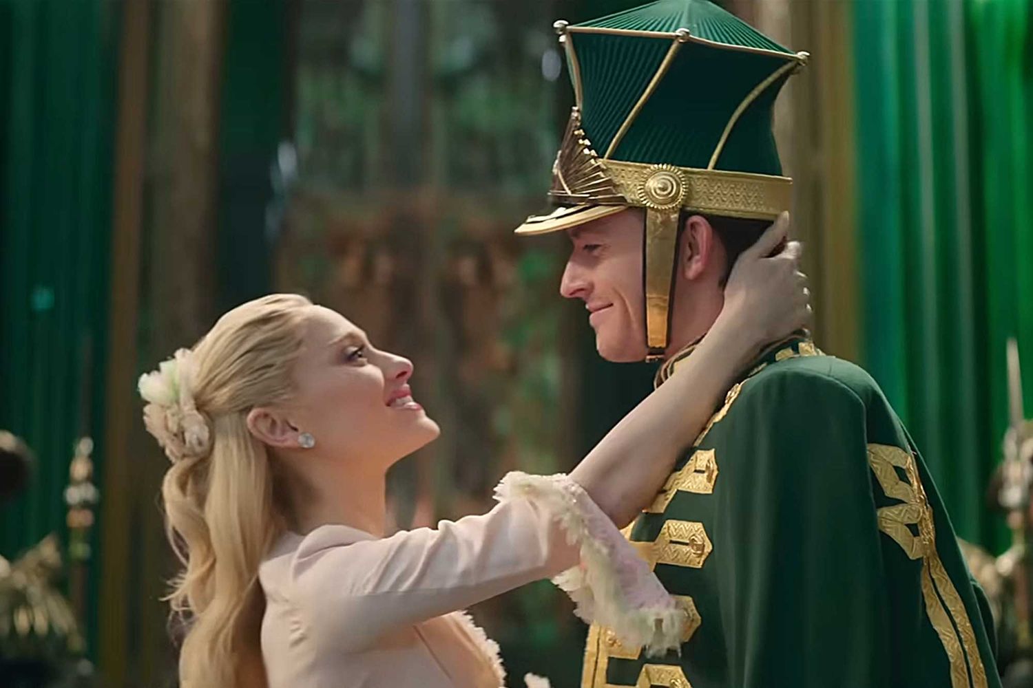 कट ‘विकेड: फॉर गुड’ सीन में एरियाना ग्रांडे और जोनाथन बेली ने बहुत जमकर किस किया