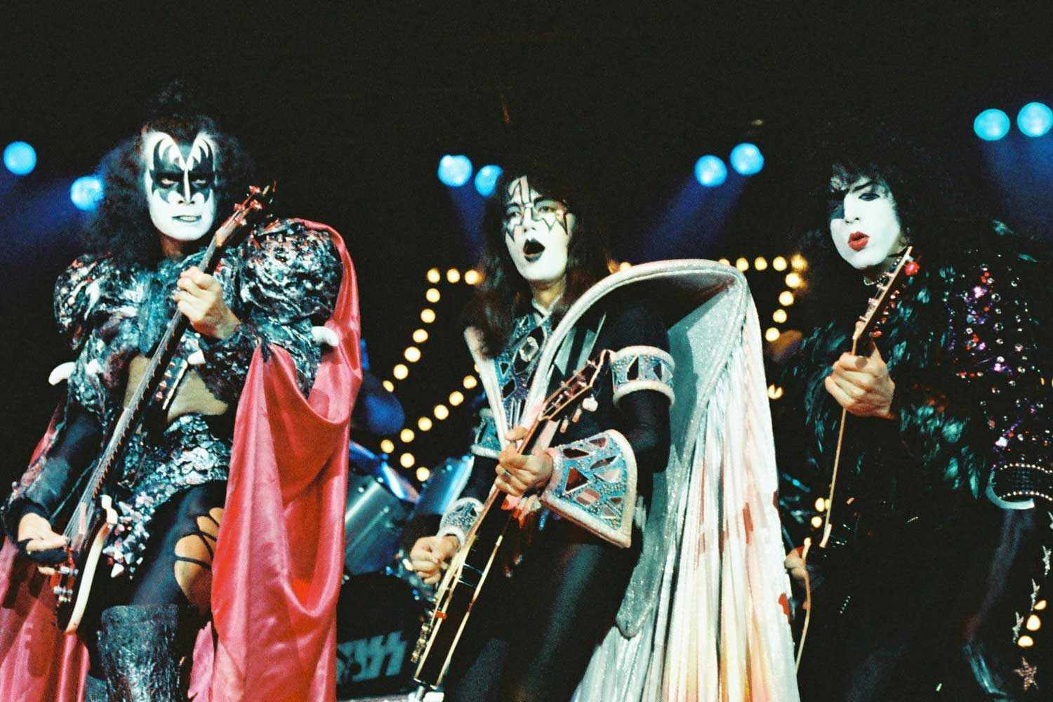 किस ने दिवंगत गिटारवादक ऐस फ़्रेहले की मृत्यु के बाद पहली प्रस्तुति में उन्हें श्रद्धांजलि दी