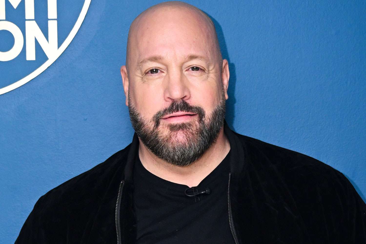 केविन जेम्स टिकटॉक पर मैट टेलर नामक शिक्षक के रूप में पोस्ट क्यों कर रहे हैं? यहाँ बताया गया है कि यह क्या हो सकता है