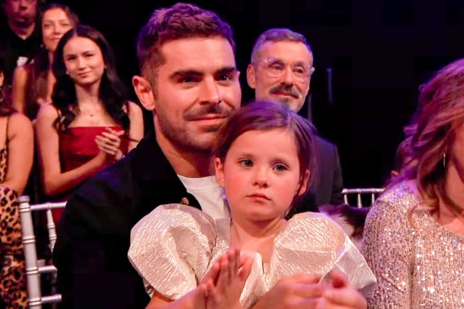 जैक एफ्रॉन भाई डायलन का समर्थन करने के लिए पहली बार ‘डीडब्ल्यूटीएस’ बॉलरूम में शामिल हुए