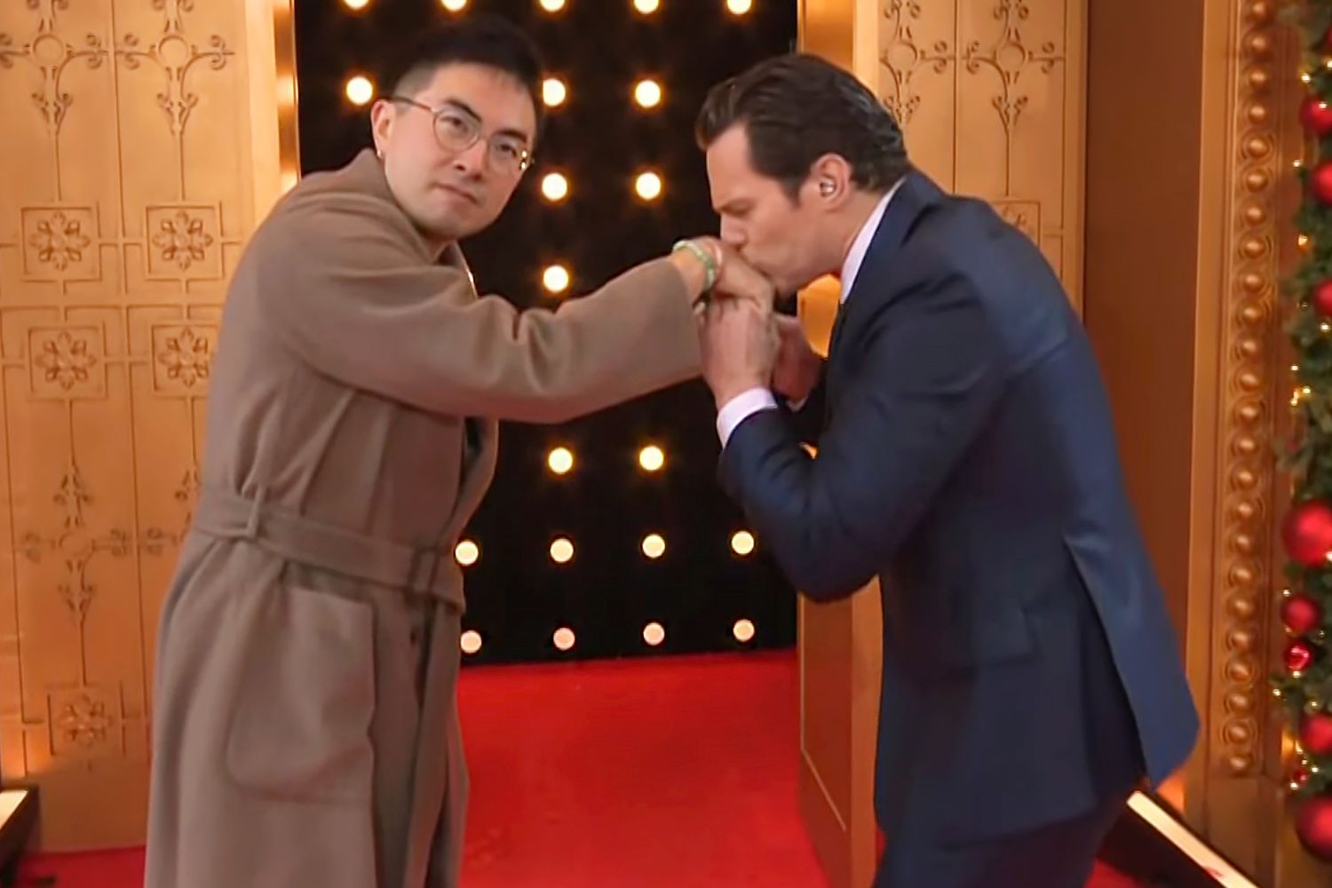 जोनाथन ग्रॉफ़ ने बोवेन यांग का हाथ चूमा, थैंक्सगिविंग डे परेड में ‘बियॉन्ड द सी’ के बोलों में अनोखा मोड़ डाला