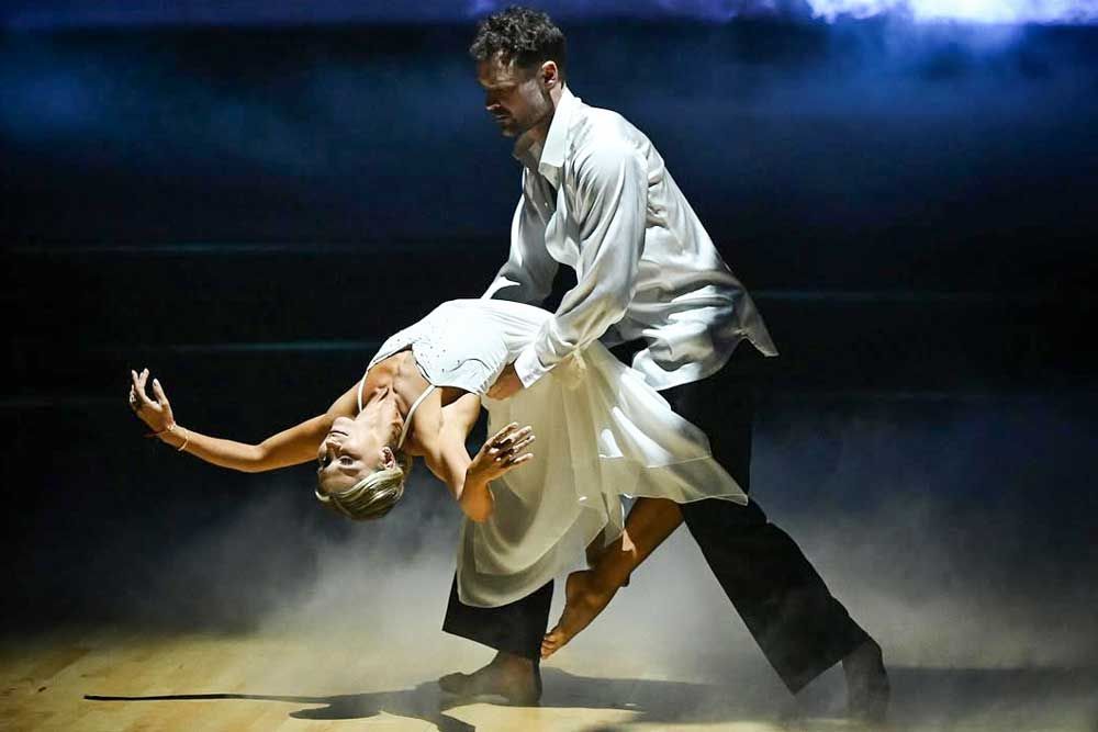 ‘डीडब्ल्यूटीएस’ के फाइनलिस्ट ने मार्मिक अंतिम नृत्य से बॉलरूम को रुला दिया