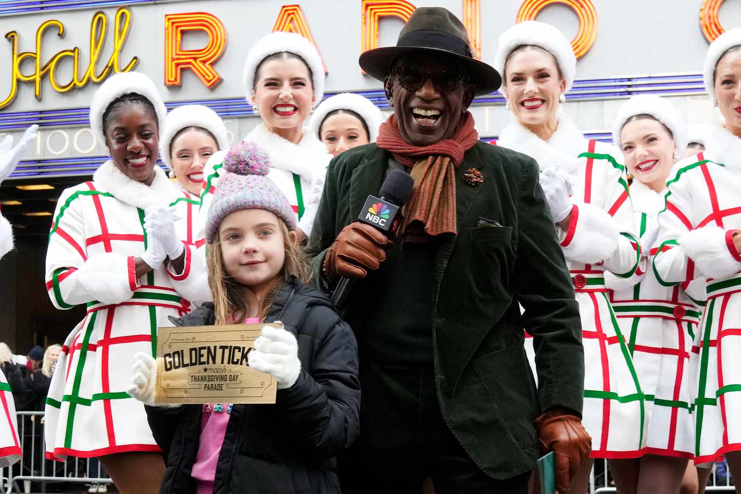 थैंक्सगिविंग डे परेड में अल रोकर द्वारा उसे रॉकेट्स टिकट दिए जाने पर प्रतिक्रिया के लिए लड़की वायरल हो गई