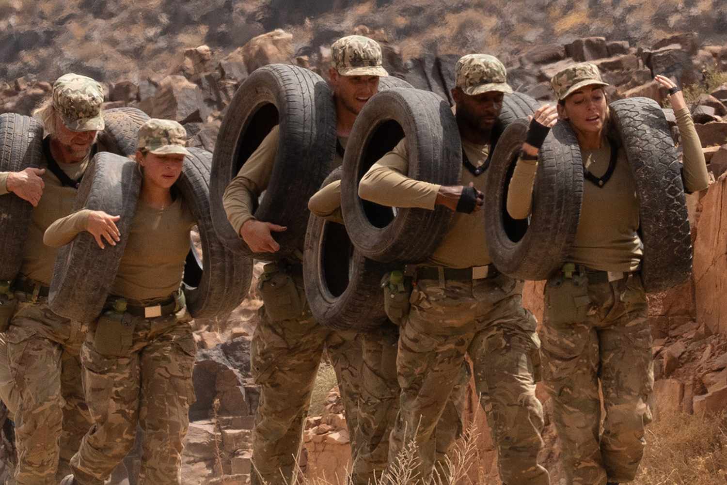 दुश्मन द्वारा पकड़े जाने के बाद सेलेब चौंकाने वाले ‘विशेष बलों’ से बाहर निकल जाता है