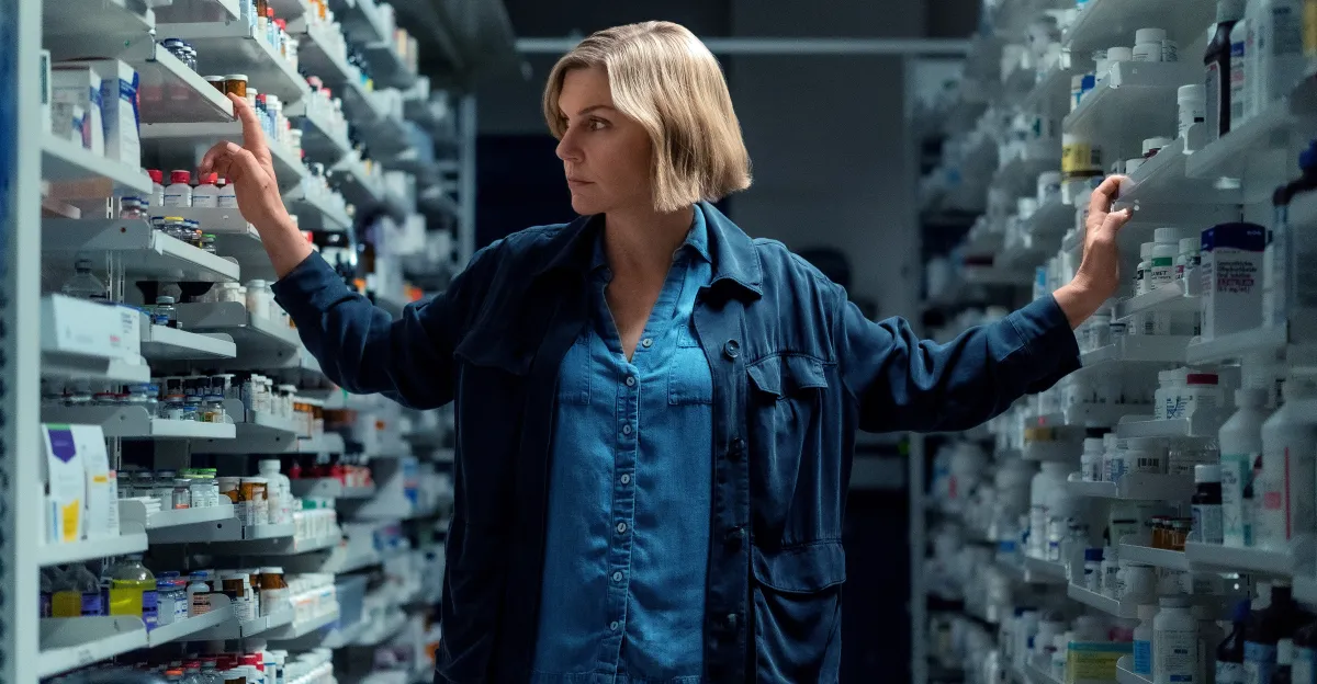 प्लुरिबस एपिसोड 4 में कैरोल सत्य (सीरम) की तलाश करती है