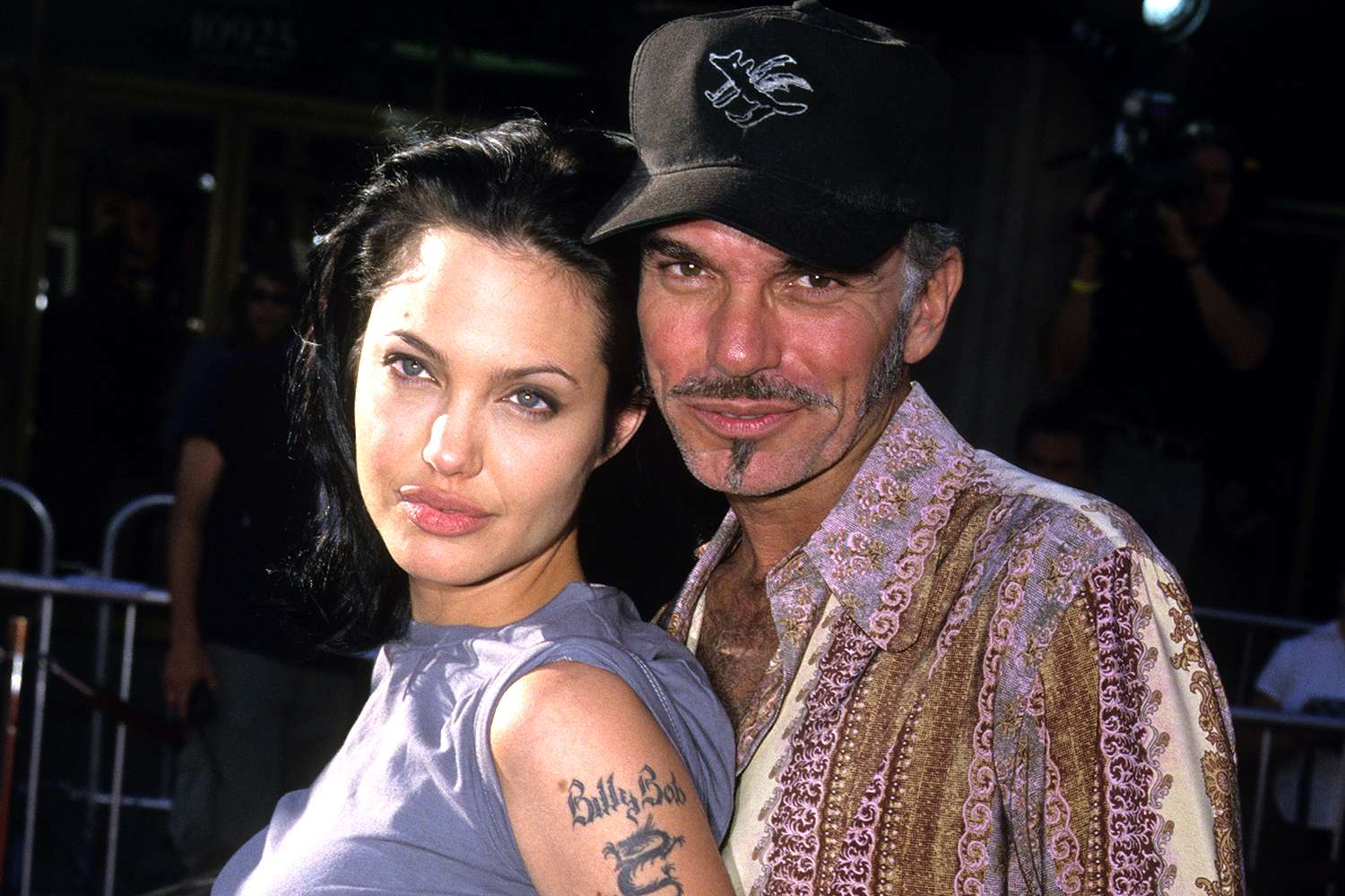 बिली बॉब थॉर्नटन पूर्व एंजेलिना जोली के साथ खून की शीशी का हार पहने हुए दिखते हैं