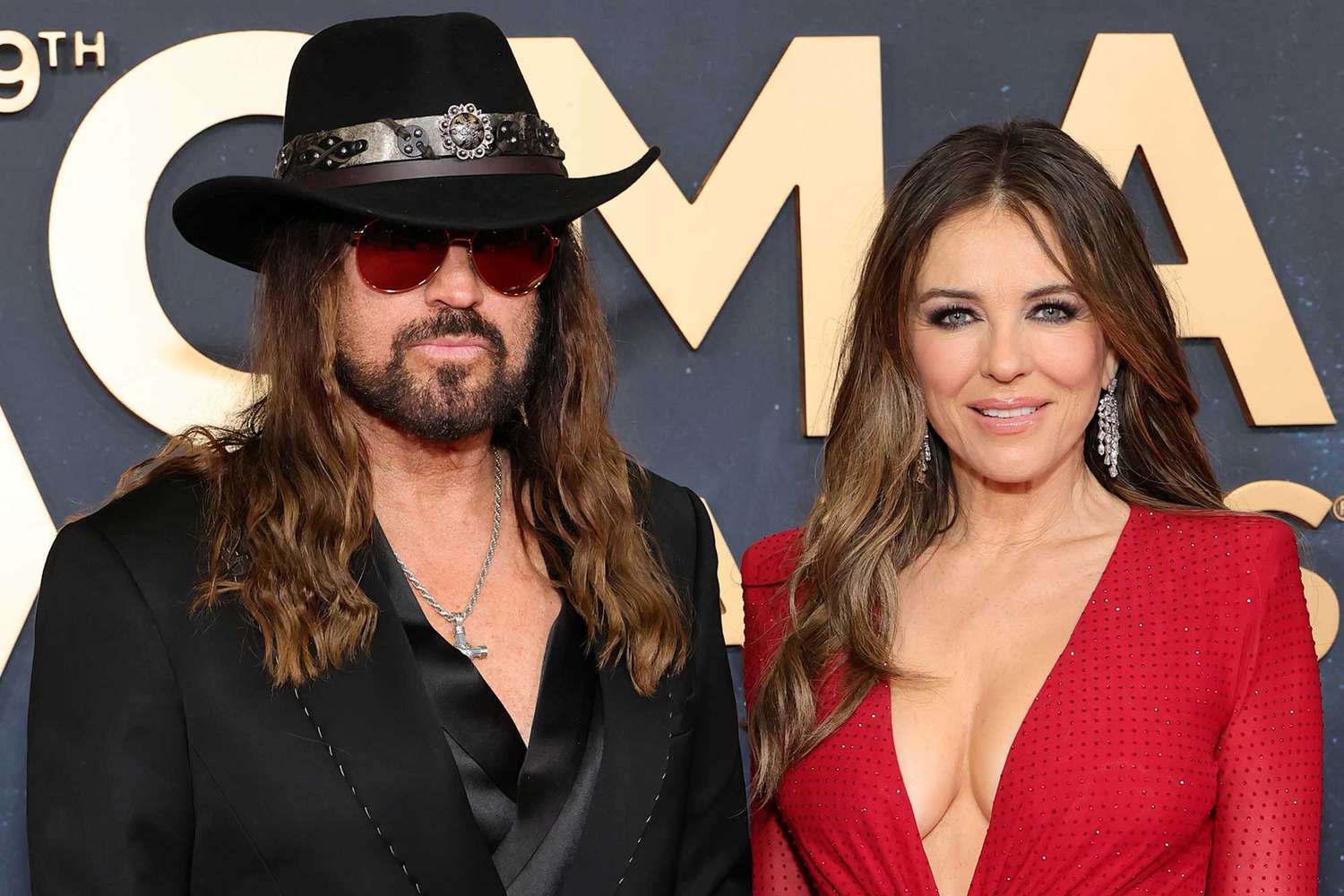 बिली रे साइरस और एलिजाबेथ हर्ले ने एक जोड़े के रूप में अपने सीएमए अवार्ड्स की शुरुआत की