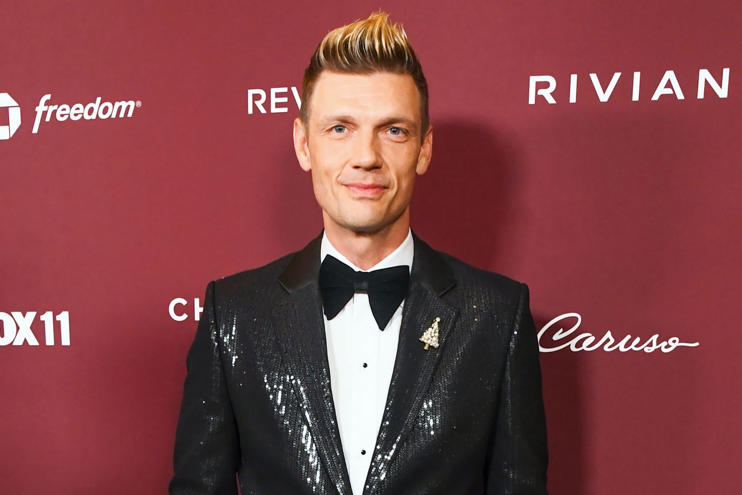 बैकस्ट्रीट बॉयज़ के निक कार्टर ने मानहानिकारक ट्विटर अकाउंट चलाने के आरोप में बलात्कार के आरोप लगाने वाली की माँ पर मुकदमा दायर किया