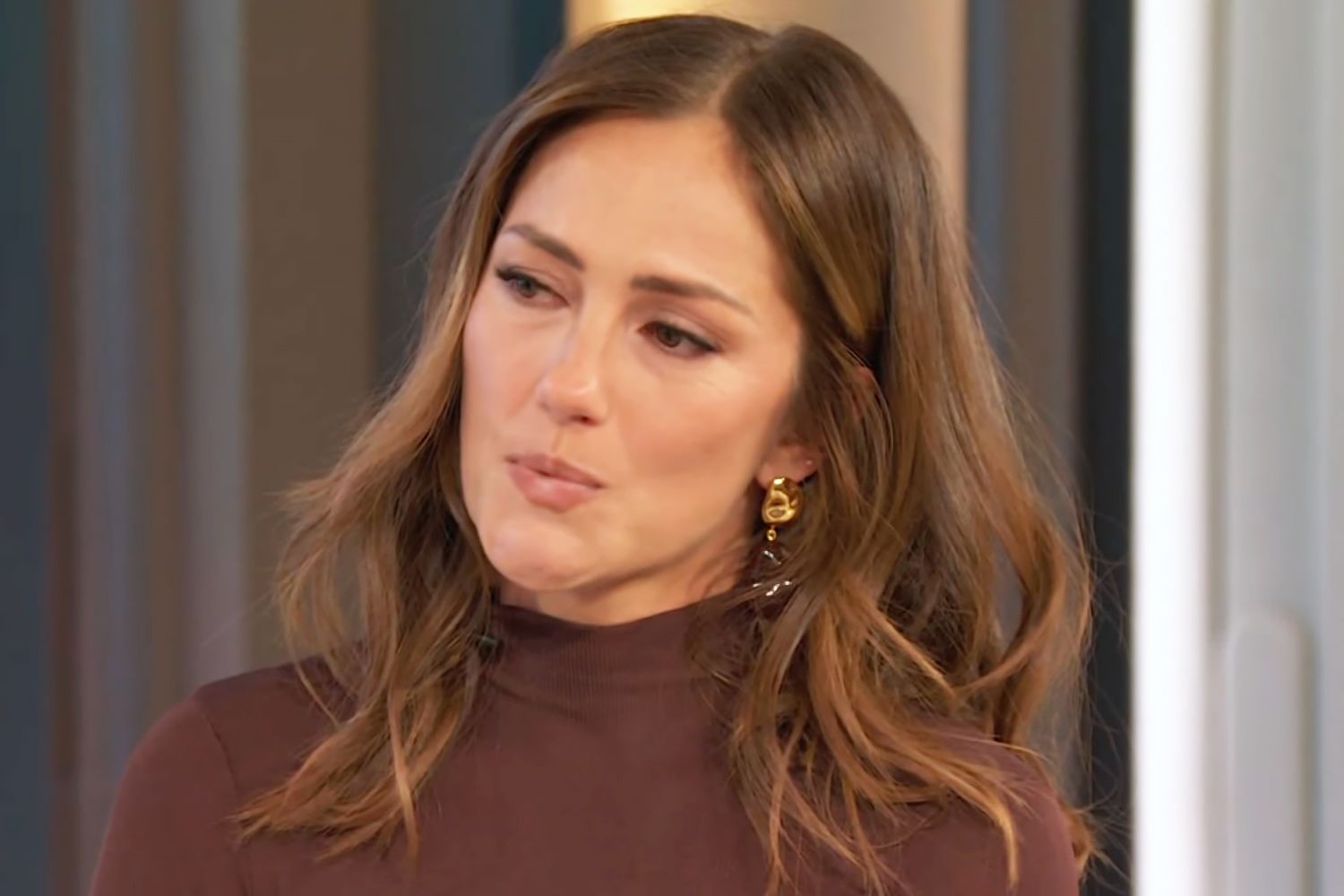 मिन्का केली ड्रू बैरीमोर से अपने अनोखे बचपन के बारे में बात करते हुए रो पड़ती हैं