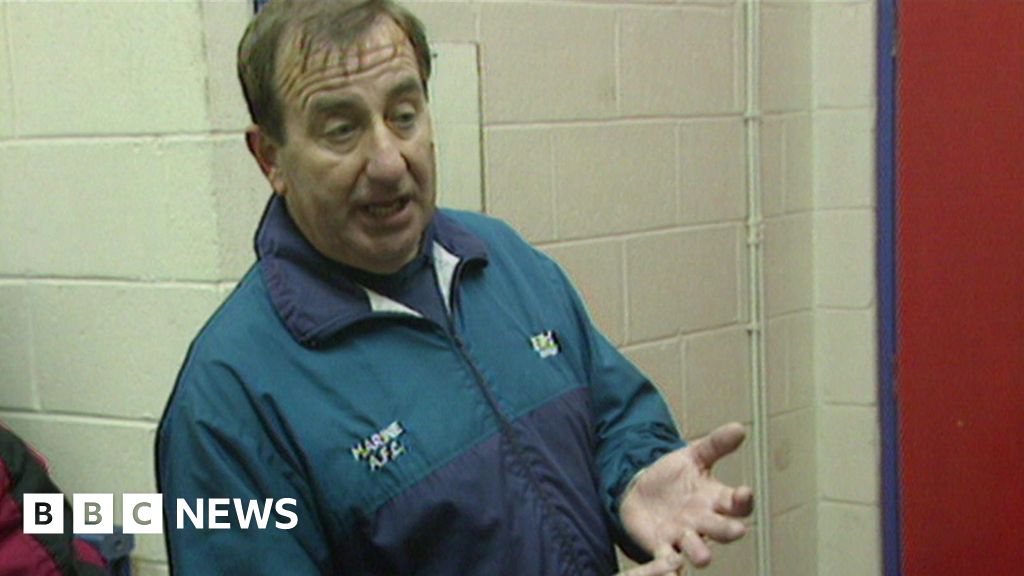 रिकॉर्ड तोड़ने वाले फ़ुटबॉल बॉस रोली हॉवर्ड के निधन पर श्रद्धांजलि