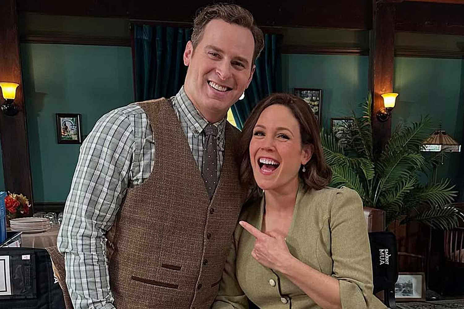 ‘व्हेन कॉल्स द हार्ट’ जोड़े ने खुलासा किया कि वे अपने पहले बच्चे की उम्मीद कर रहे हैं, कोस्टार द्वारा अपनी गर्भावस्था की घोषणा के कुछ सप्ताह बाद