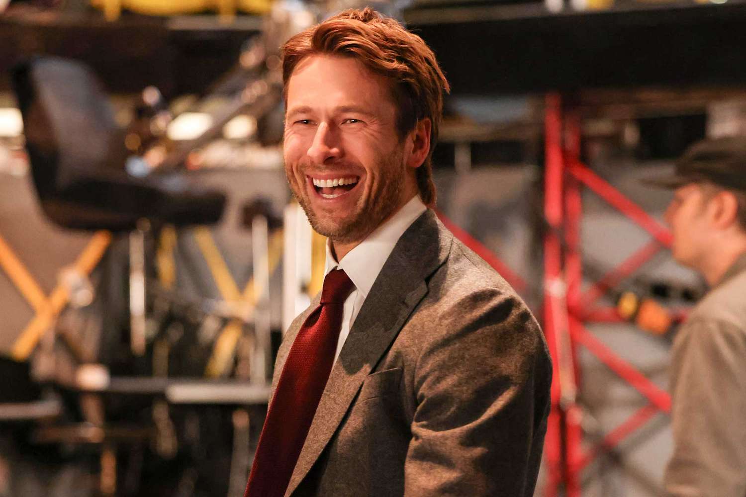 ‘सैटरडे नाइट लाइव’ पुनर्कथन: ग्लेन पॉवेल ने अपने होस्टिंग डेब्यू के लिए अपने यूपीएस ड्राइवर को उड़ाया