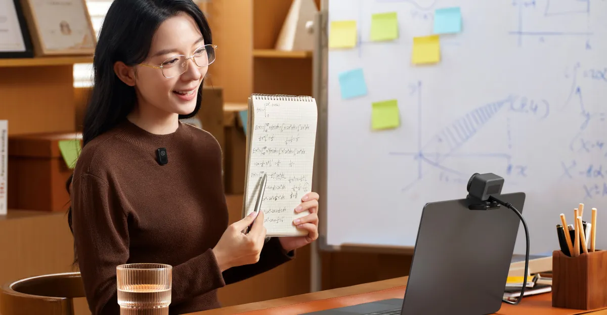 आप इस 4K वेबकैम से एक छोटा वायरलेस माइक जोड़ सकते हैं