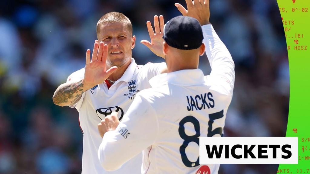 एशेज 2025 तीसरा टेस्ट – चौथा दिन: इंग्लैंड के ब्रायडन कार्स ने ऑस्ट्रेलिया के पैट कमिंस और नाथन लियोन को आउट किया