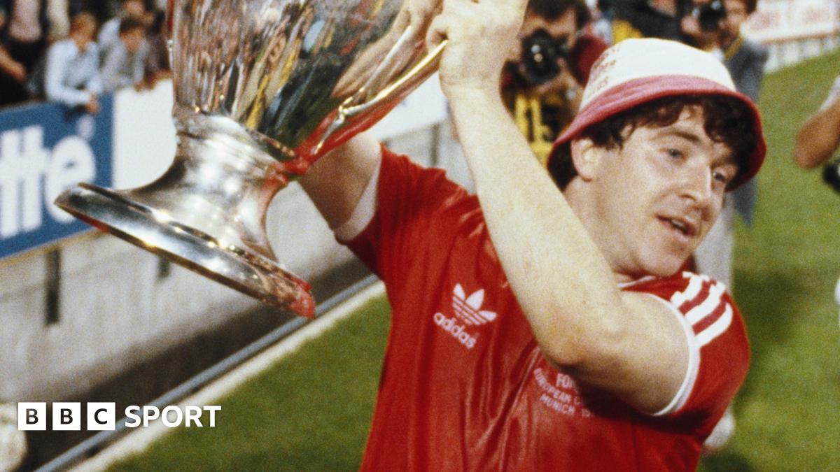 जॉन रॉबर्टसन: नॉटिंघम फ़ॉरेस्ट स्टैंड का नाम बदलकर पूर्व विंगर का सम्मान करेगा