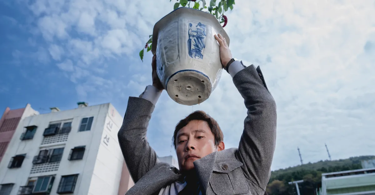 नो अदर चॉइस में, असली नौकरी हत्यारा यह लड़का है