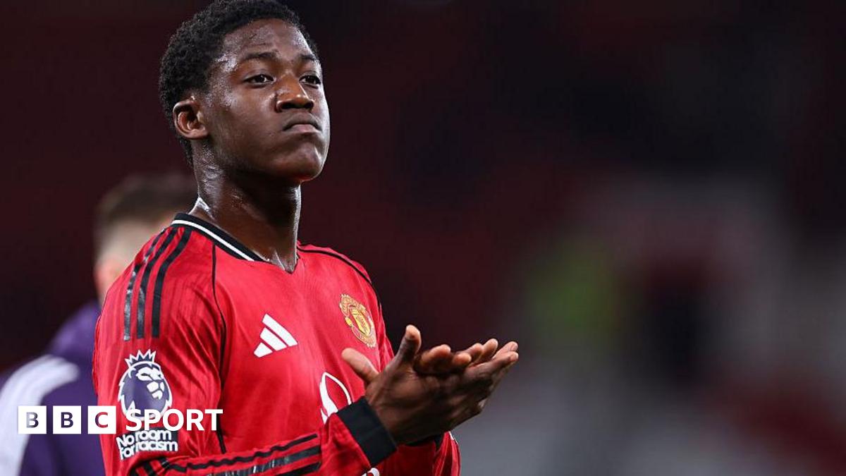 मैन यूडीटी के मिडफील्डर का सौतेला भाई ‘फ्री कोबी मैनू’ टी-शर्ट पहनता है