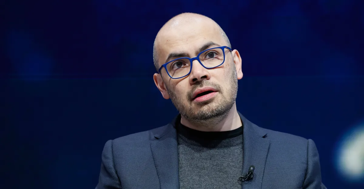 एआई प्रयोगशालाओं ने दावोस में एक प्रतिष्ठित चाकू लड़ाई छेड़ दी है