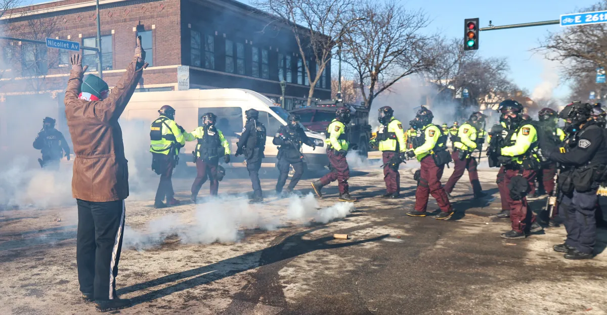 एलेक्स प्रीटी की हत्या के बाद मिनियापोलिस में जमीन पर
