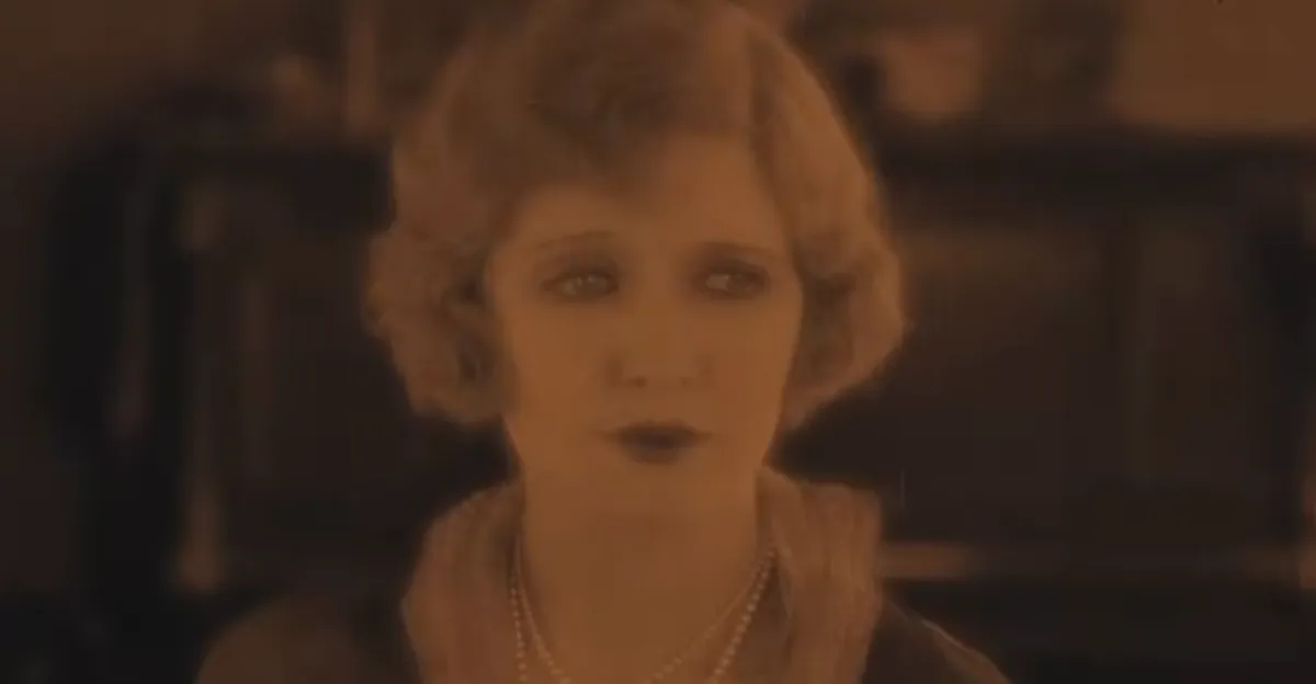 टैटल टीवी ने हिचकॉक क्लासिक को वर्टिकल वीडियो ‘माइक्रोड्रामा’ में बदल दिया है