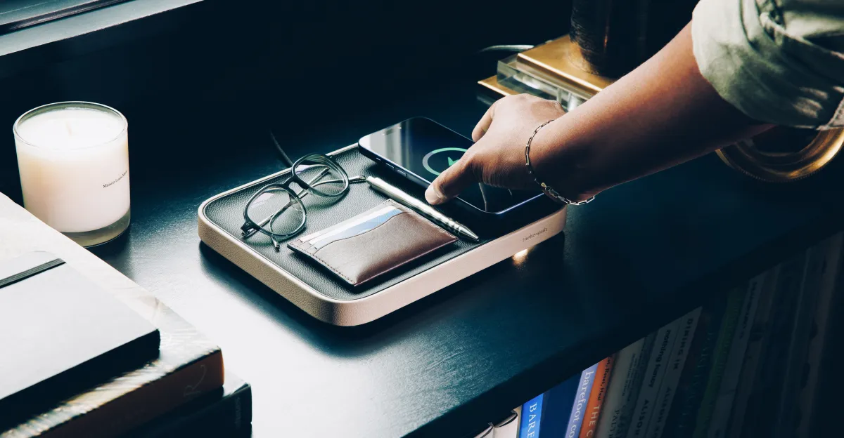 ट्वेल्व साउथ का वैलेट आपका सामान रखने के लिए एक सुंदर जगह है