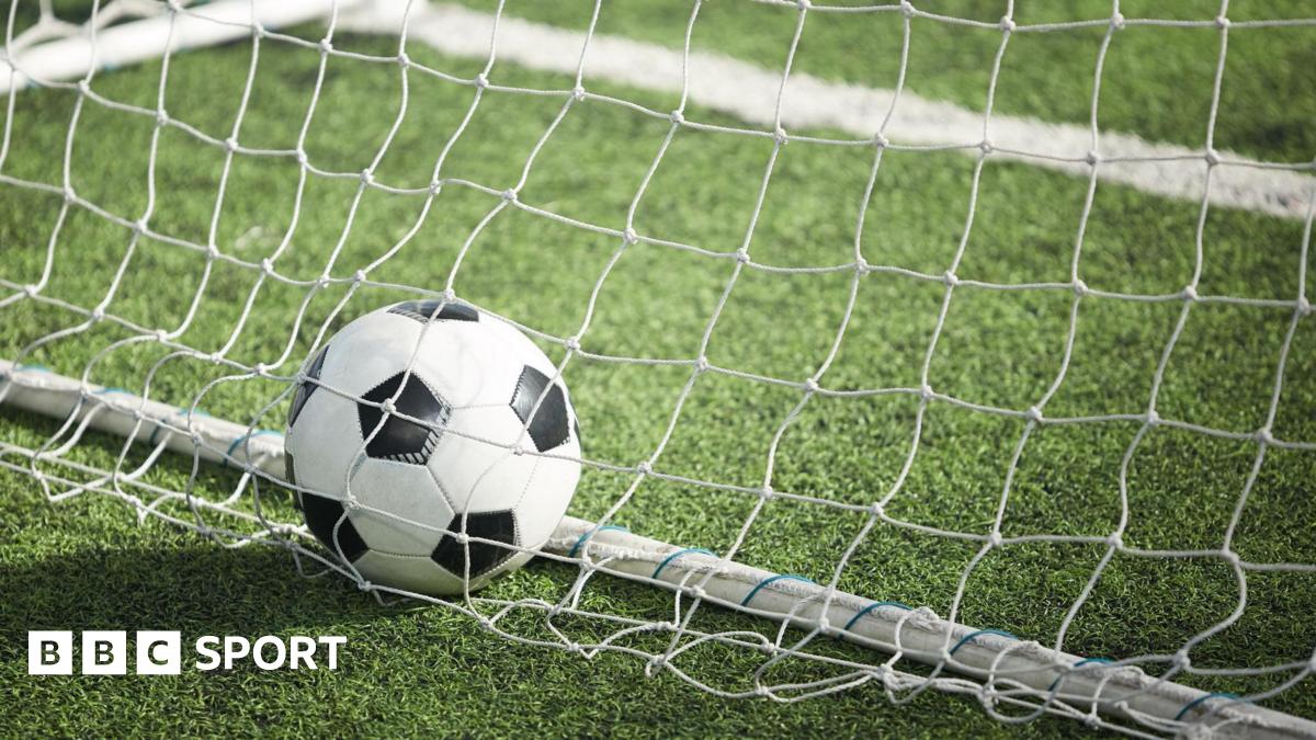 रयान हैमिल्टन: पूर्व-सटन कोल्डफ़ील्ड महिला प्रबंधक पर स्पष्ट छवियों के कारण 12 साल के लिए प्रतिबंध लगा दिया गया