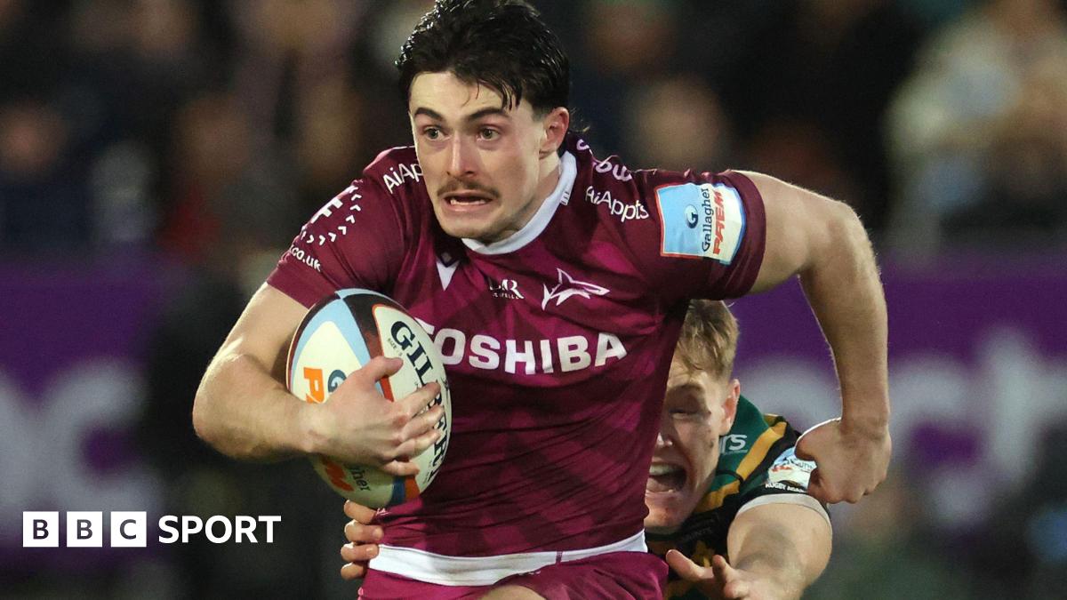 रैफ़ी क्विर्के: न्यूकैसल रेड बुल्स ने सेल शार्क स्क्रम-हाफ़ पर हस्ताक्षर किए