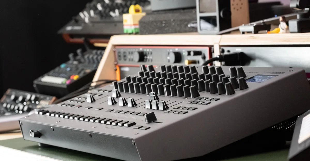 रोलैंड की TR-1000 रिदम क्रिएटर सर्वोत्तम ड्रम मशीन है