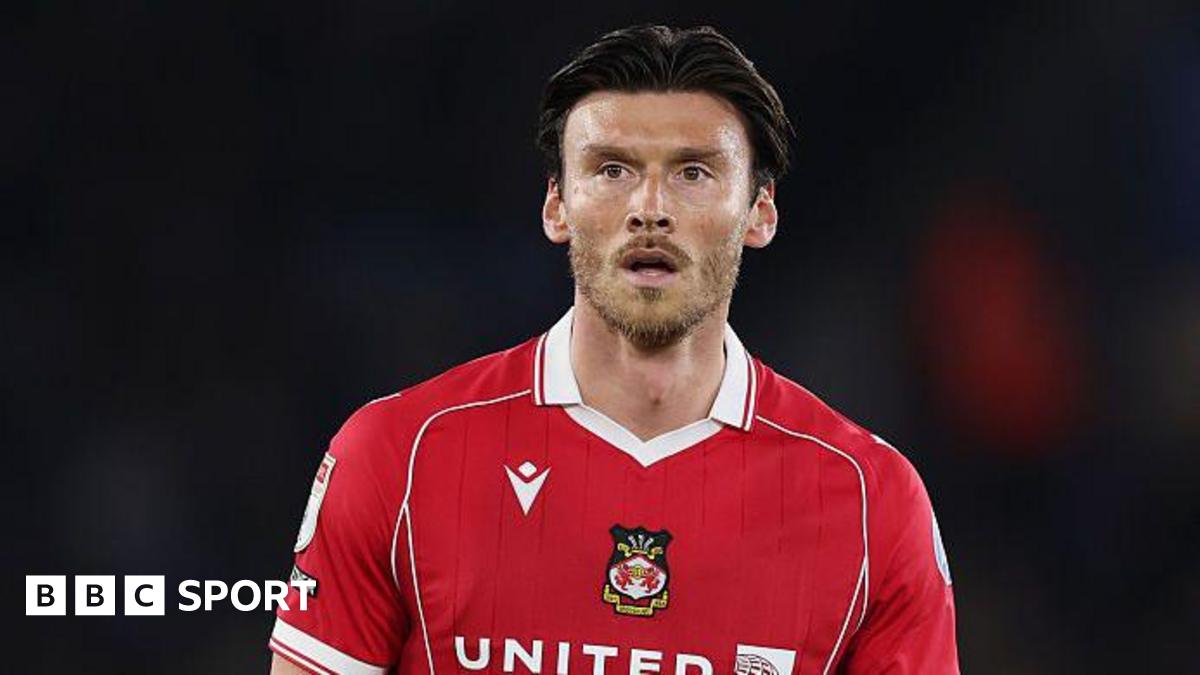 किफ़र मूर: फॉरवर्ड टार्गेटिंग व्रेक्सहैम प्रमोशन और वेल्स विश्व कप डबल