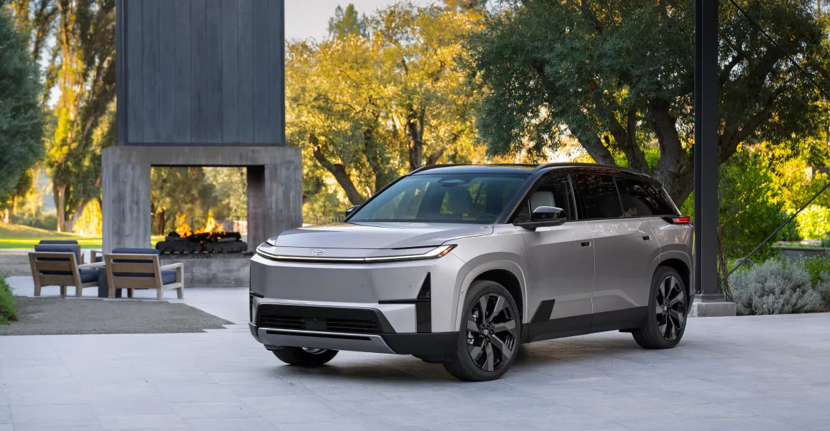 टोयोटा हाईलैंडर अब 320 मील की रेंज वाली तीन-पंक्ति वाली इलेक्ट्रिक एसयूवी है