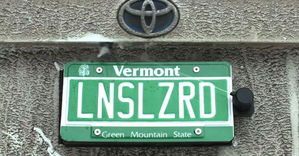 यह बैकअप कैमरा क्लीनर आपकी लाइसेंस प्लेट के पीछे छिपा रहता है