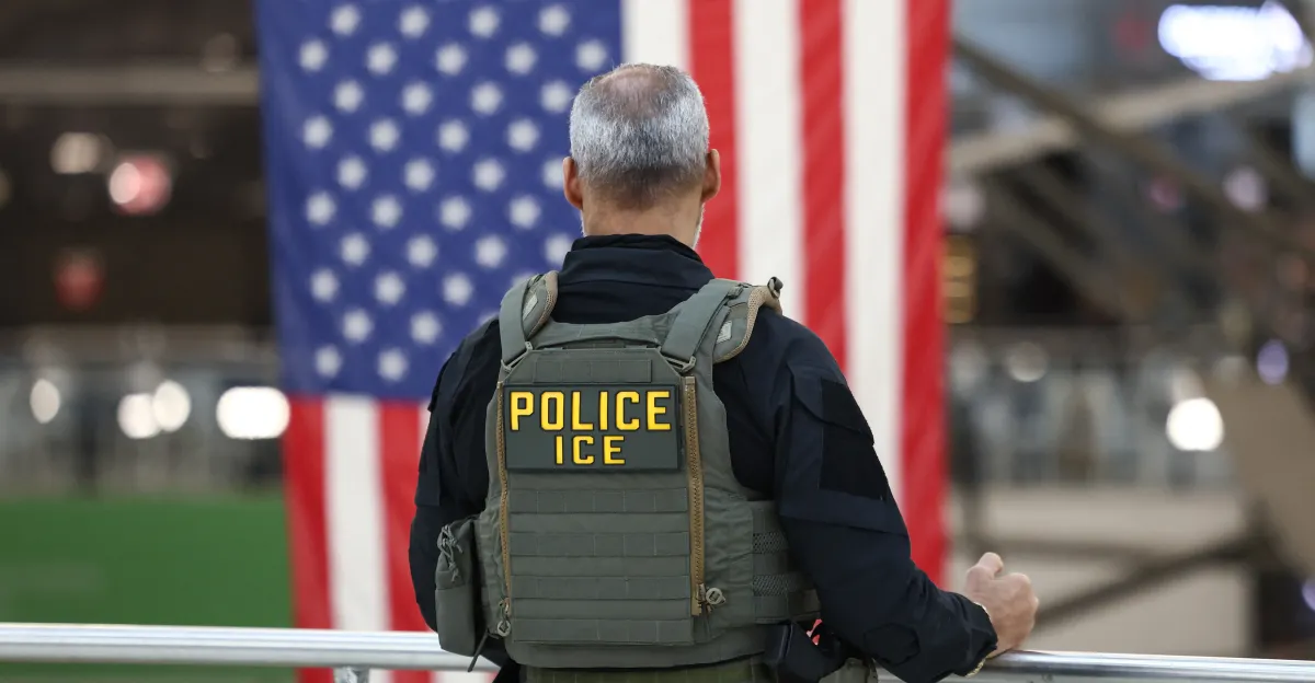 ICE वास्तव में हवाई अड्डे पर क्या कर रहा है?