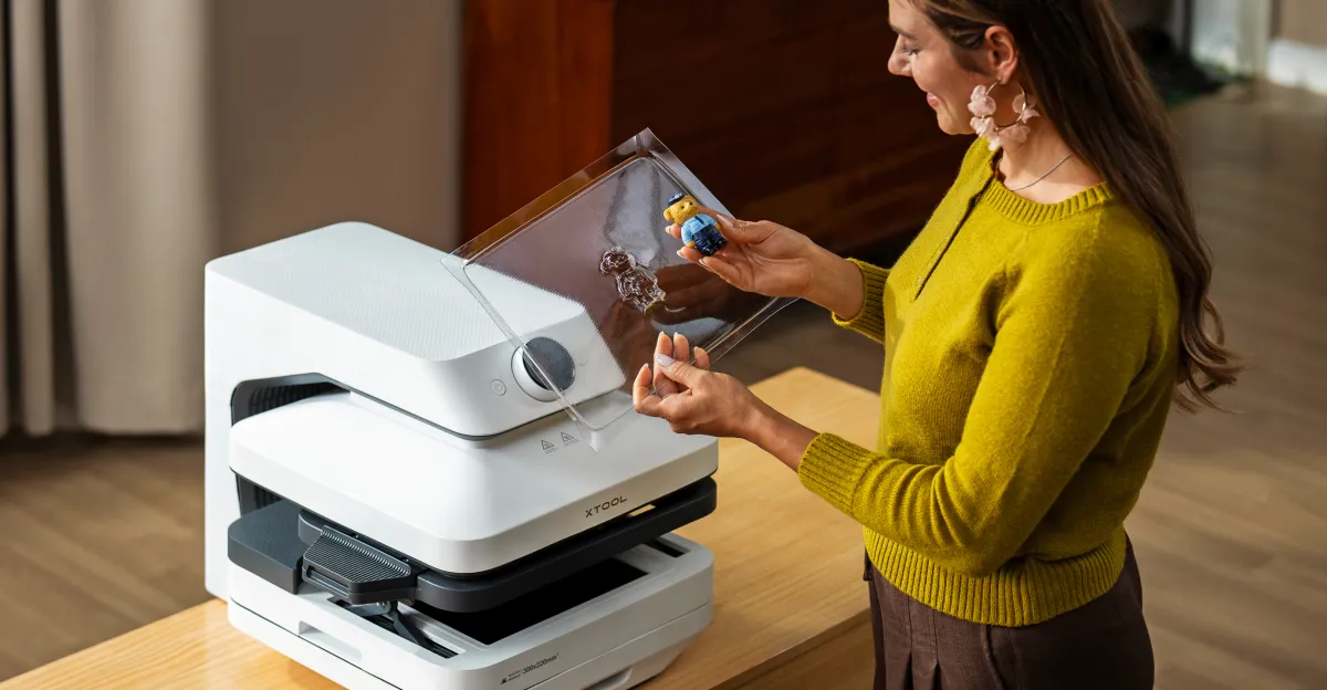 यह मॉड्यूलर क्राफ्टिंग मशीन कस्टम शर्ट, फोन केस और मोल्ड बना सकती है