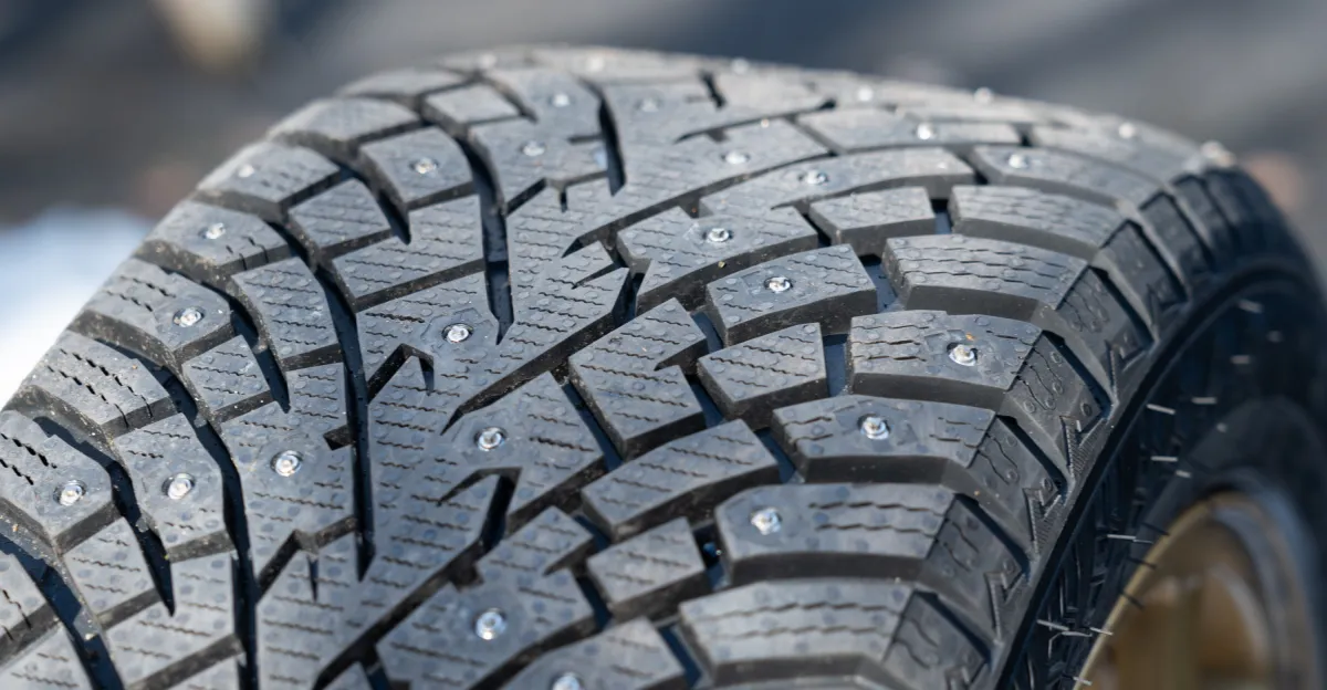 ये वापस लेने योग्य जड़ित टायर हमारी सड़कों, कानों और फेफड़ों को बचा सकते हैं