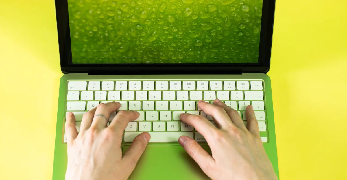 आप एप्पल के स्पेयर पार्ट्स से एक बहुरंगा मैकबुक नियो बना सकते हैं