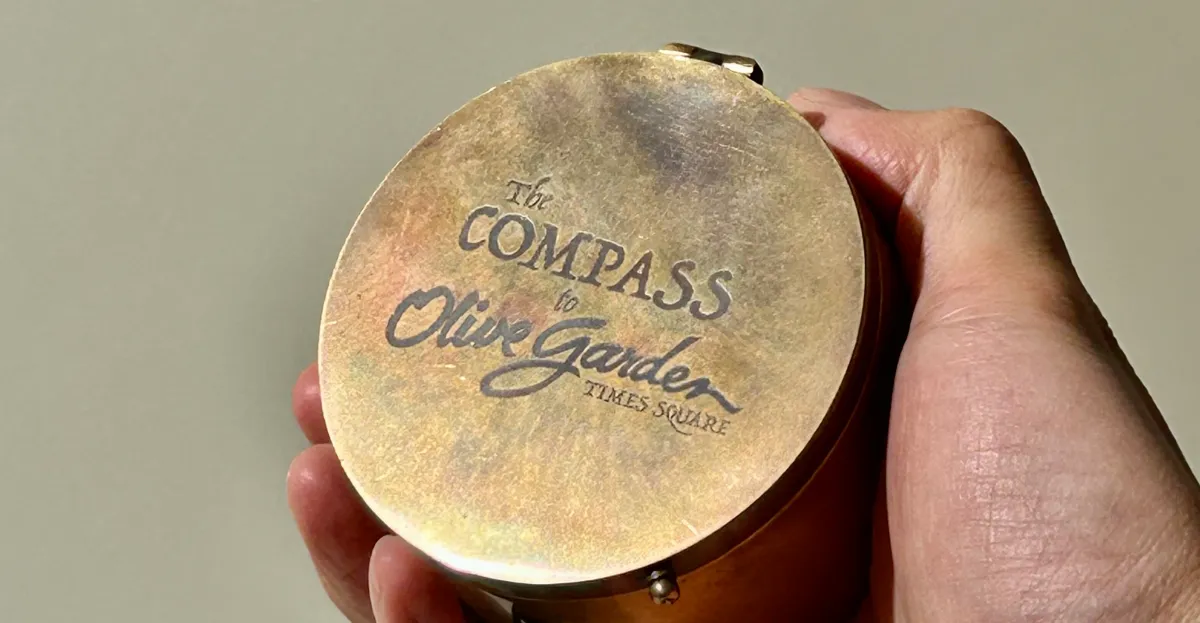 उन लोगों के लिए पाँच प्रश्न जिन्होंने टाइम्स स्क्वायर ओलिव गार्डन की ओर इशारा करने वाला कम्पास बनाया है
