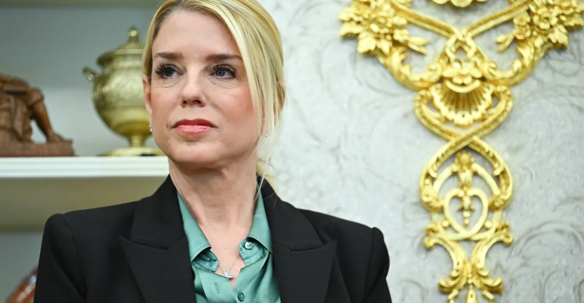 ट्रम्प ने अमेरिकी अटॉर्नी जनरल पाम बॉन्डी को बर्खास्त कर दिया