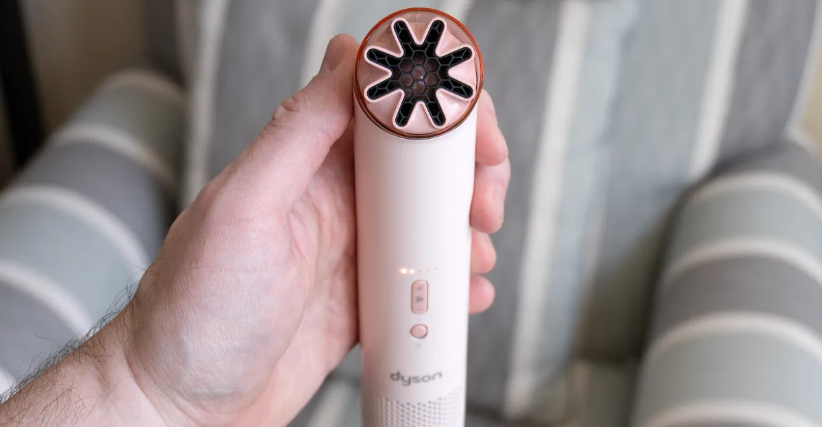 डायसन का हैंडहेल्ड पंखा मेरी अपेक्षा से अधिक शक्तिशाली और तेज़ है